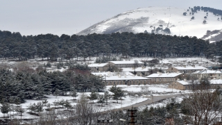 Kars’ta nisanda yağan kar güzel manzaralar oluşturdu 