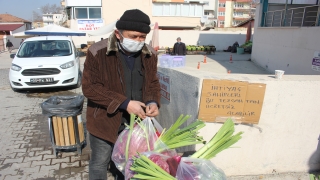 Pazarcı esnafından evlilik yıl dönümü için kullanacağı parayla ihtiyaç sahiplerine yardım tezgahı