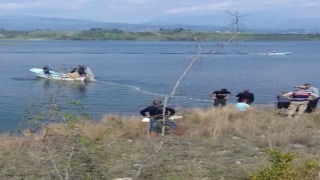 Arkadaşlarıyla baraj gölünde balık avına çıktığı kayık devrilince suda kayboldu