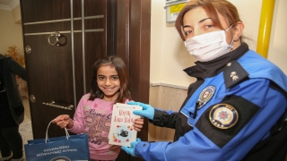 Muşlu öğrenci, kendisine kitap getiren polislere şiir okudu