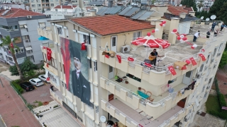 Antalyalı müzisyen bu sefer evinin terasında çocuklar için konser verdi 