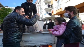 Karadenizli sanatçı, sokakları gezerek çocuklara balon ve çikolata dağıttı