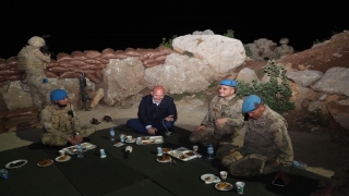 Cumhurbaşkanı Erdoğan, Namaz Dağı üs bölgesinde askerlerle iftar yapan Bakan Soylu ile telefonla görüşerek askerler ve ailelerinin bayramını kutladı. 