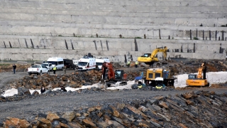 Kullandığı iş makinesiyle Alparslan2 Barajı göletine düşen operatör kayboldu