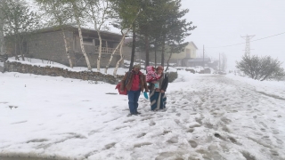 Yolu kapanan köydeki hasta çocuk, 6 saatlik çalışmanın ardından hastaneye ulaştırıldı