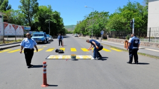 Bayram sessizliğini fırsat bilip yol çizgilerini yenilediler