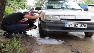 Park halindeki otomobilin motor bölümüne giren yavru kediyi itfaiye kurtardı