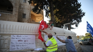 Terör devleti israil militanları Türk Bayrağını yaktı