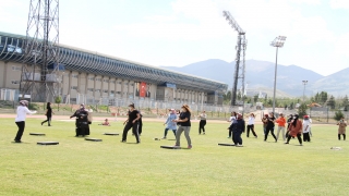 Salgında spordan uzak kalan Erzurumlu kadınlar, step ve aerobikle form tutuyor