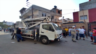 GÜNCELLEME Adana’da elektrik direğine çıkan kişi akıma kapılarak hayatını kaybetti