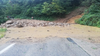 Rize’de şiddetli yağış nedeniyle iki ev zarar gördü, 20 köy yolu ulaşıma kapandı