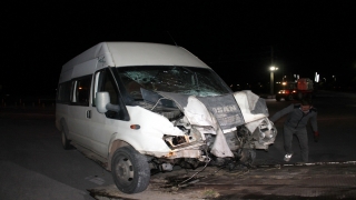 Aksaray’da işçi servisi ile otomobil çarpıştı: 6 yaralı