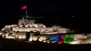 Azerbaycan bayrağı renkleri Kars Kalesi’ne ışıkla yansıtıldı