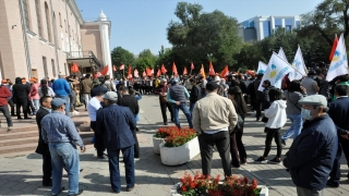 Kırgızistan’da barajı geçemeyen partilerin temsilcilerinden seçim sonucu protestosu