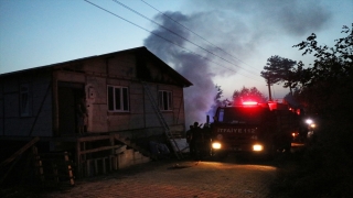 Düzce’de bir evde çıkan yangında dumandan etkilenen kişi hastaneye kaldırıldı