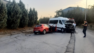 Kocaeli’nde servis aracıyla çarpışan otomobildeki 2 kişi yaralandı