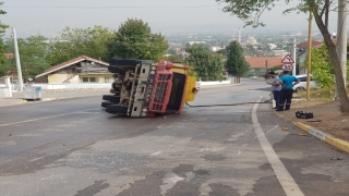 Kocaeli’de devrilen su tankerinin sürücüsü yaralandı