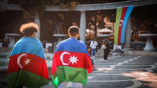 Bakü sokakları Azerbaycan ve Türk bayraklarıyla süslendi