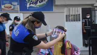 Adana’da polisten, öğrenci ve velilere Kovid19 bilgilendirmesi