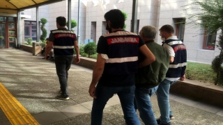 İzmir’de ”silahlı terör örgütüne üye olmak”tan aranan bir kişi tutuklandı