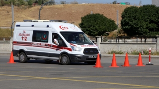 Sivas’ta sağlıkçılar ambulans şoförü olmak için zorlu parkurlarda ter döktü