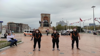 Taksim’de turistlere yönelik drone destekli Kovid19 denetimi