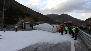 Tanker ve kamyonun devrilmesi sonucu kapanan NiğdeAdana otoyolu ulaşıma açıldı