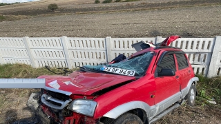 Bandırma’da otomobil, tarla ile yol arasındaki beton duvara çarptı: 1 ölü, 1 yaralı