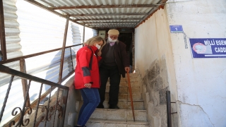 Türk Kızılaydan kışlık odunları çalınan Alişan dedeye yakacak yardımı 