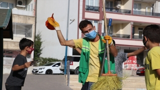 Parkta halay çekerek çalışan temizlik işçisi çevresindekilere neşe saçıyor