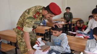 Barış Pınarı Bölgesi’nde Askeri Polis Teşkilatı, öğrencilerin yüzünü güldürdü