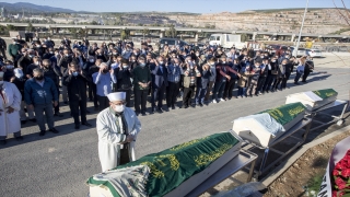 İzmir’deki depremde hayatını kaybedenler son yolculuğuna uğurlanıyor