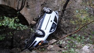 Gümüşhane’de yaklaşık 2 metre yüksekliğindeki köprüden dereye düşen otomobildeki 4 kişi yaralandı