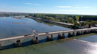 Sosyal mesafe arayan Meriç Nehri kıyısına koşuyor