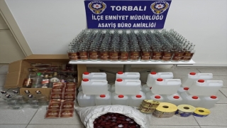 İzmir’de birbirine kolilerle eşya aktaran araçlardan 120 litre etil alkol ele geçirildi