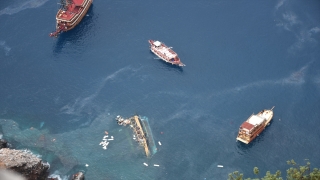 Antalya’da tur teknesi battı
