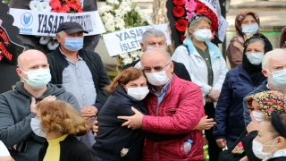 İzmir’de depremde hayatını kaybeden çift ve 2 yaşındaki çocukları toprağa verildi