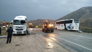 Bitlis’te tır ve yolcu otobüsü çarpıştı: 2 ölü, 12 yaralı