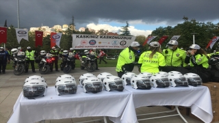 Kocaeli’nde motosiklet kazalarına dikkati çekmek için kask dağıtıldı