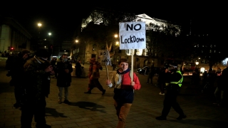 İngiltere’de karantina protestosuna polis müdahale etti