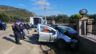 Çanakkale’de otomobil duvara çarptı: 3 ölü, 1 yaralı