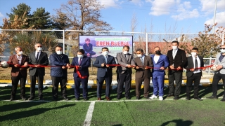 Öğretmenler stadın atıl halılarından öğrenciler için yeni halı saha yaptı