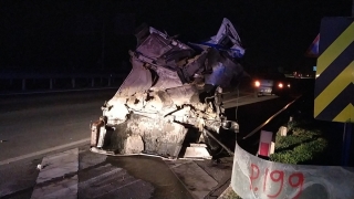 Sakarya’da tırla kamyon çarpıştı: 2 yaralı