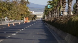 İzmir’de ağır hasarlı binaların yıkımı sürüyor