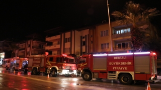 Denizli’de apartmanın çatı katında çıkan yangın söndürüldü