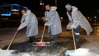 Sokağa çıkma kısıtlamasını fırsat bilen belediye ekibi Amasya’yı köpüklü suyla yıkadı