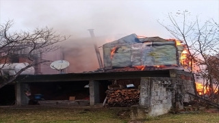 Düzce’de çıkan yangında samanlık yandı, ev hasar gördü