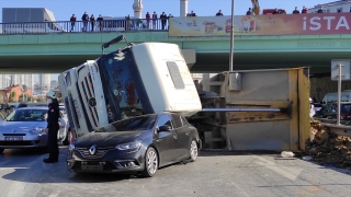 Şişli’de hafriyat kamyonu otomobilin üzerine devrildi