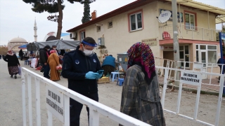 Burdur’da karantinada olması gereken 10 kişi semt pazarında yakalandı