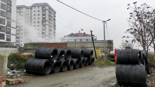 Sultangazi’de bir fabrikada çıkan yangın söndürüldü